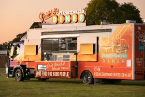 Side view of Robbie’s Roadside Diner truck.